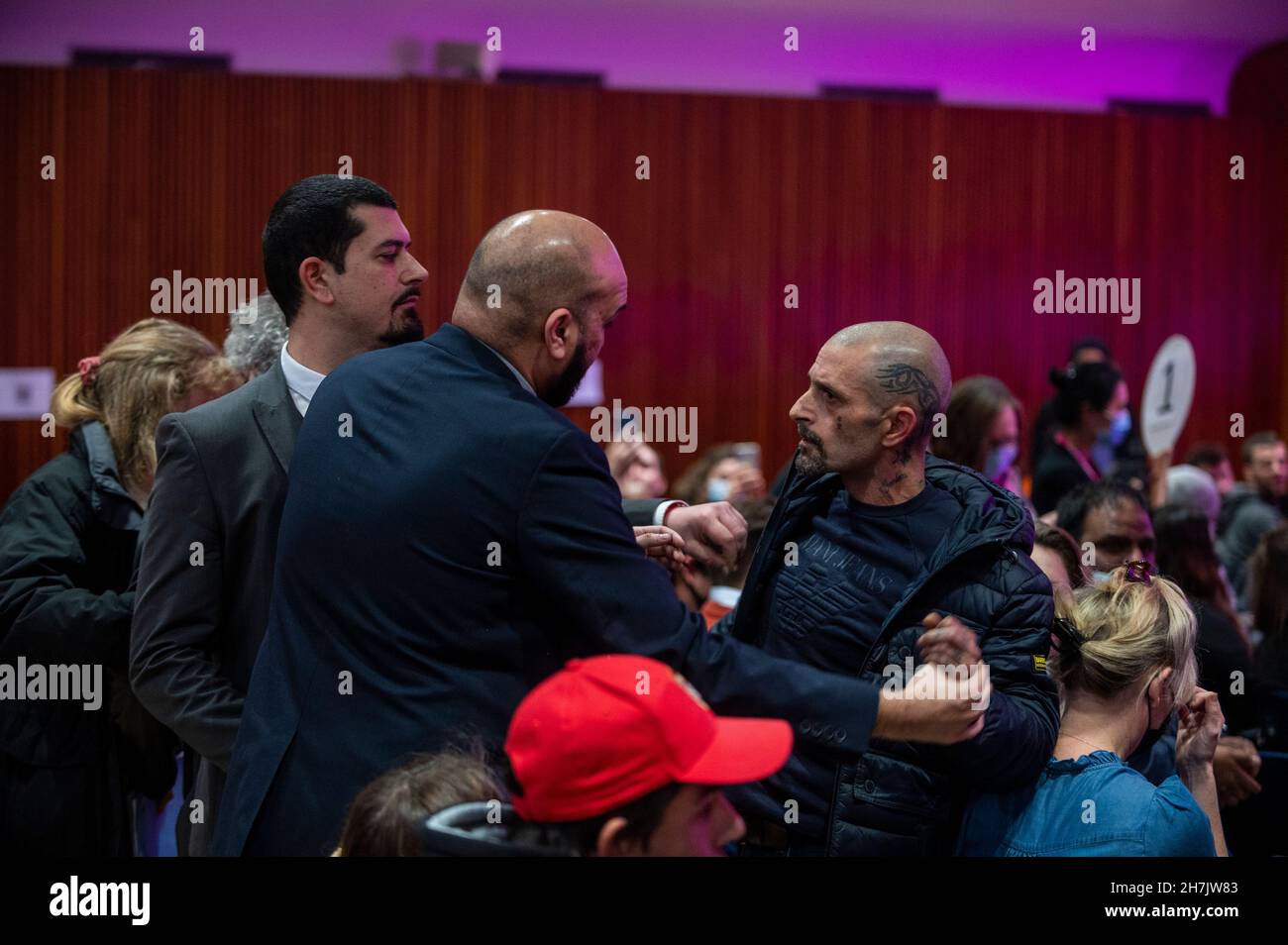 Londres, Reino Unido. 23 de noviembre de 2021. Los hecklers tratan de desbaratar al alcalde de Londres, Sadiq Khan, y a la Asamblea de Londres que enfrentan preguntas de los londinenses en el Centro de Congresos de Bloomsbury en el primer turno de preguntas en persona desde que comenzó la pandemia. Entre los hacklers que gritaban eslóganes anti-vax se encontraban Piers Corbyn. Crédito: Stephen Chung / Alamy Live News Foto de stock