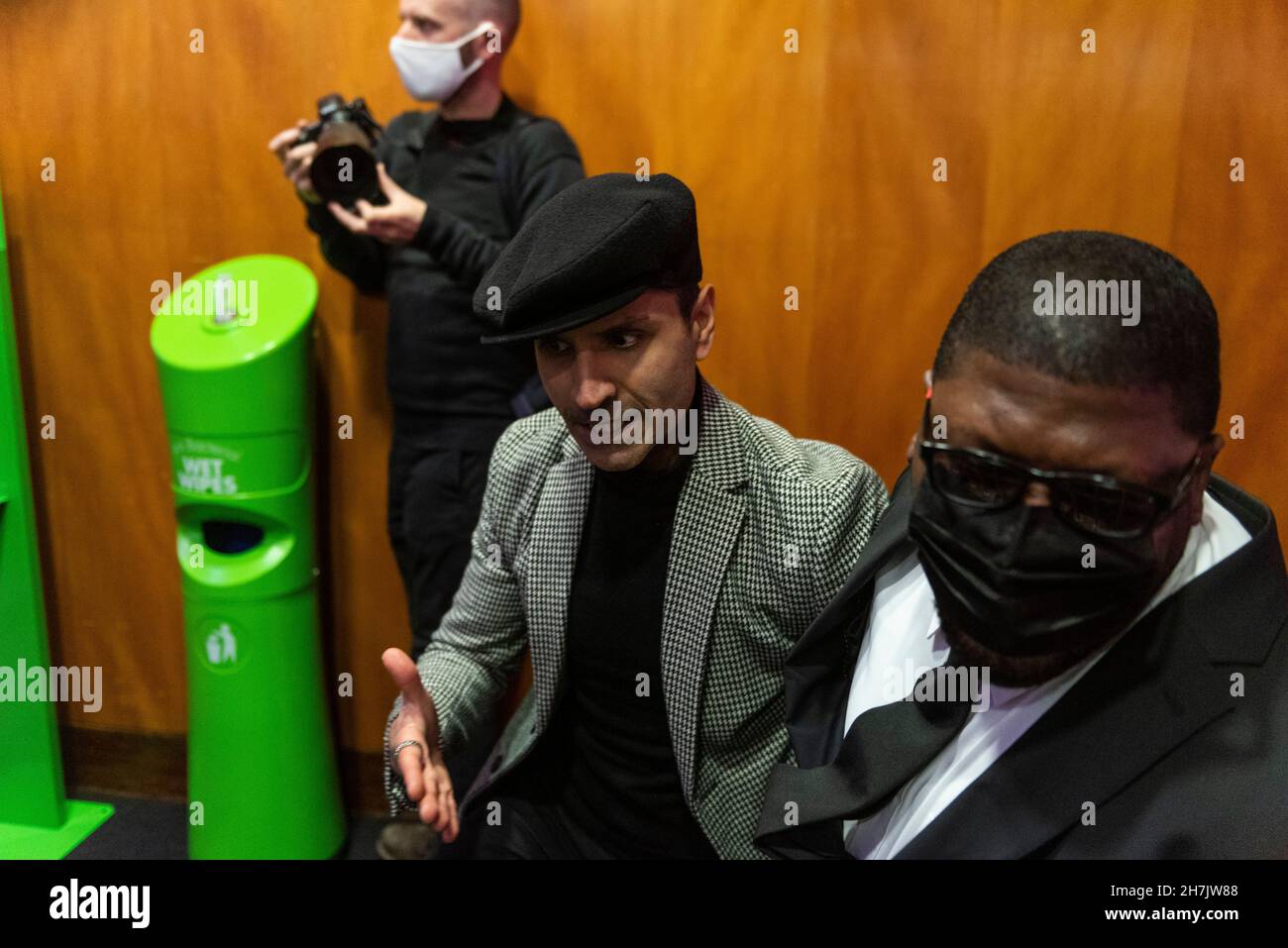 Londres, Reino Unido. 23 de noviembre de 2021. Los hecklers tratan de desbaratar al alcalde de Londres, Sadiq Khan, y a la Asamblea de Londres que enfrentan preguntas de los londinenses en el Centro de Congresos de Bloomsbury en el primer turno de preguntas en persona desde que comenzó la pandemia. Entre los hacklers que gritaban eslóganes anti-vax se encontraban Piers Corbyn. Crédito: Stephen Chung / Alamy Live News Foto de stock