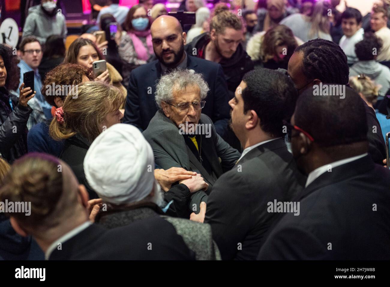 Londres, Reino Unido. 23 de noviembre de 2021. Los hecklers tratan de desbaratar al alcalde de Londres, Sadiq Khan, y a la Asamblea de Londres que enfrentan preguntas de los londinenses en el Centro de Congresos de Bloomsbury en el primer turno de preguntas en persona desde que comenzó la pandemia. Entre los hacklers que gritaban eslóganes anti-vax se encontraban Piers Corbyn (C). Crédito: Stephen Chung / Alamy Live News Foto de stock