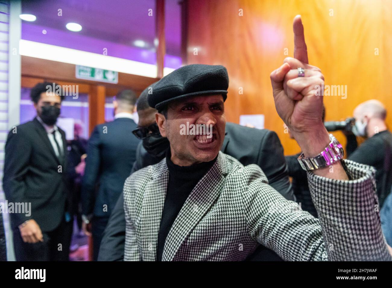 Londres, Reino Unido. 23 de noviembre de 2021. Los hecklers tratan de desbaratar al alcalde de Londres, Sadiq Khan, y a la Asamblea de Londres que enfrentan preguntas de los londinenses en el Centro de Congresos de Bloomsbury en el primer turno de preguntas en persona desde que comenzó la pandemia. Entre los hacklers que gritaban eslóganes anti-vax se encontraban Piers Corbyn. Crédito: Stephen Chung / Alamy Live News Foto de stock