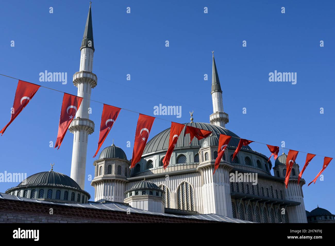 TURQUÍA, Estambul, Beyoglu, plaza Taksim, nueva mezquita / Türkei, Estambul, Stadtteil Beyoglu, Taksim Platz, neue Moschee Foto de stock