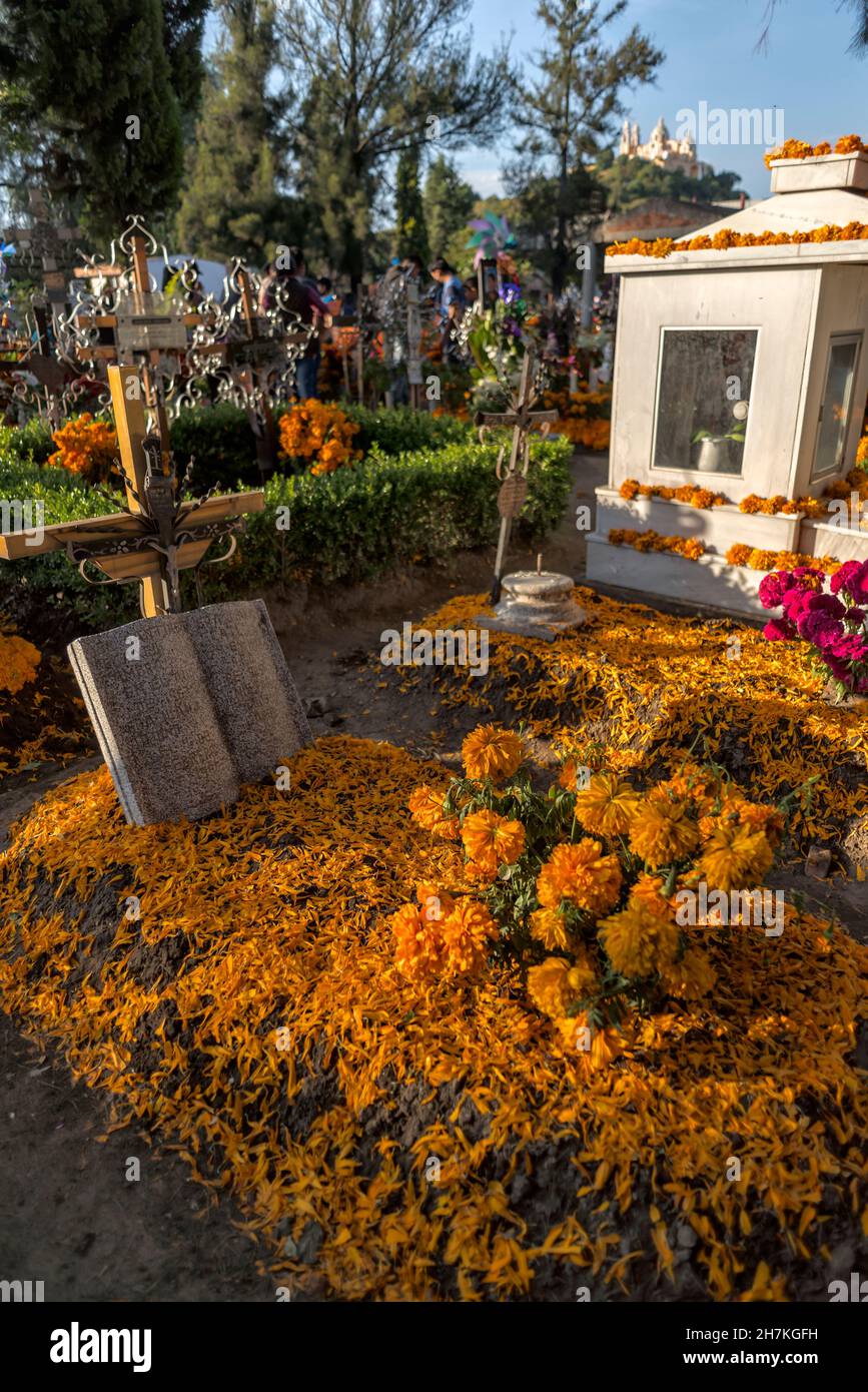 Tumbas bellamente adornadas en el patio de la tumba con flores de
