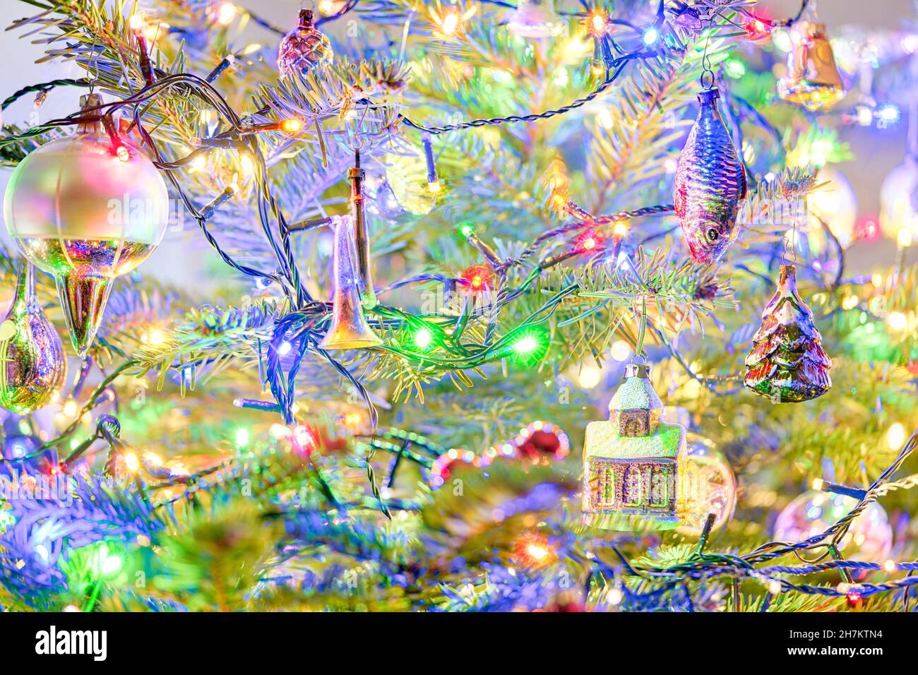 Árbol de Navidad con decoraciones de Navidad antiguo vintage ornamentos Navidad bolas de Navidad bulbos de Navidad burbujas coloridas luces LED Foto de stock