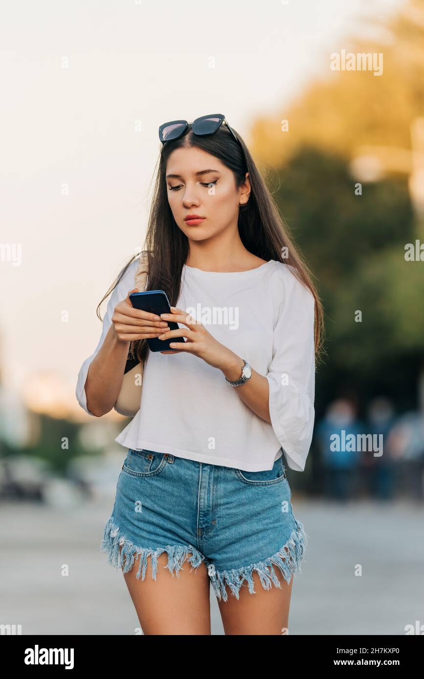 Pantalones largos mezclilla fotografías e alta resolución - Alamy