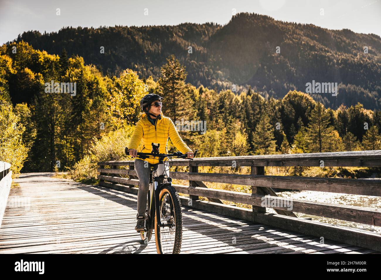 Mujer con gafas de sol de ciclismo fotografías e imágenes de alta  resolución - Alamy