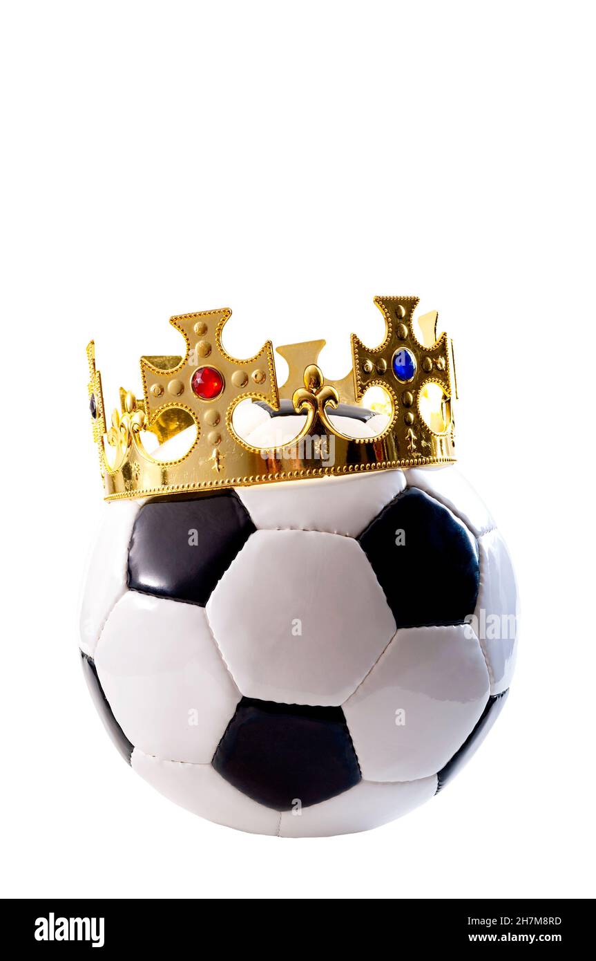 El fútbol es el rey de los deportes, el ganador del campeonato y el  concepto de campeón de la liga con un balón de fútbol que lleva una corona  dorada aislada sobre