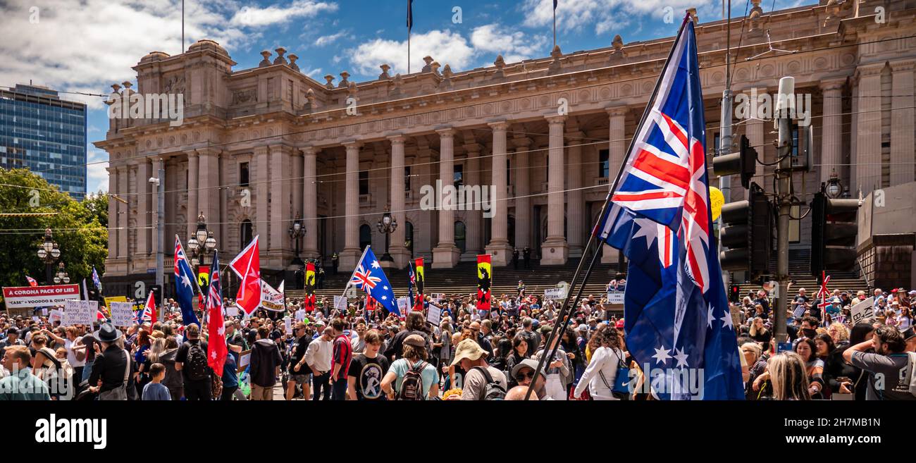 Melbourne, Victoria Australia - 20 2021 de noviembre: Miles de personas se reúnen frente al edificio del parlamento para la Marcha de la Libertad y Kill the Bill P. Foto de stock