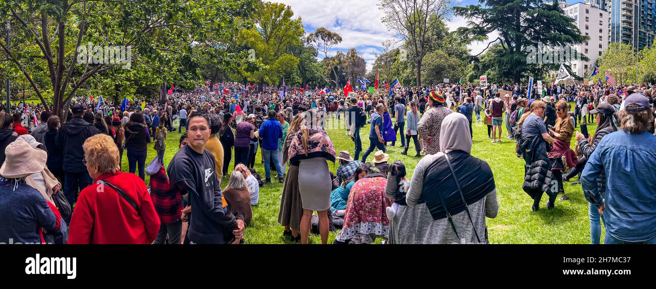 Melbourne, Victoria Australia - 20 2021 de noviembre: Miles de Flagstaff Gardens Park se reúnen en la Marcha de la Libertad y Kill the Bill protesta pacífica Rall Foto de stock