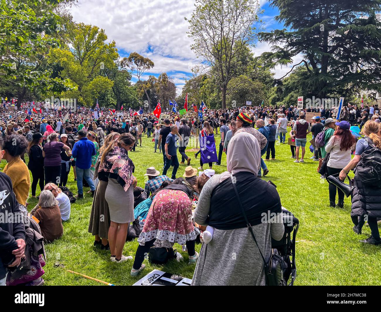 Melbourne, Victoria Australia - 20 2021 de noviembre: Miles de Flagstaff Gardens se reúnen en la Marcha de la Libertad y Kill the Bill en el mitin de protesta pacífica Foto de stock
