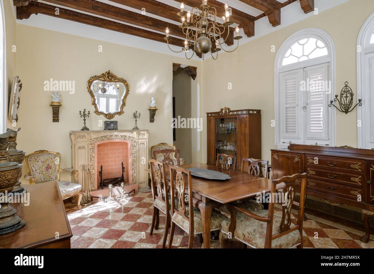 Interior de casa clasical con vigas de madera en el techo y comedor clasic st Foto de stock