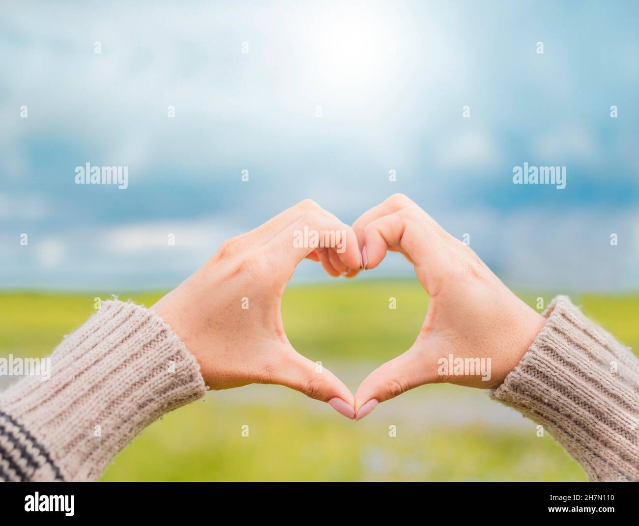 Las manos juntas en forma de corazón, las manos de la mujer juntas en forma de corazón, las manos haciendo forma de corazón Foto de stock