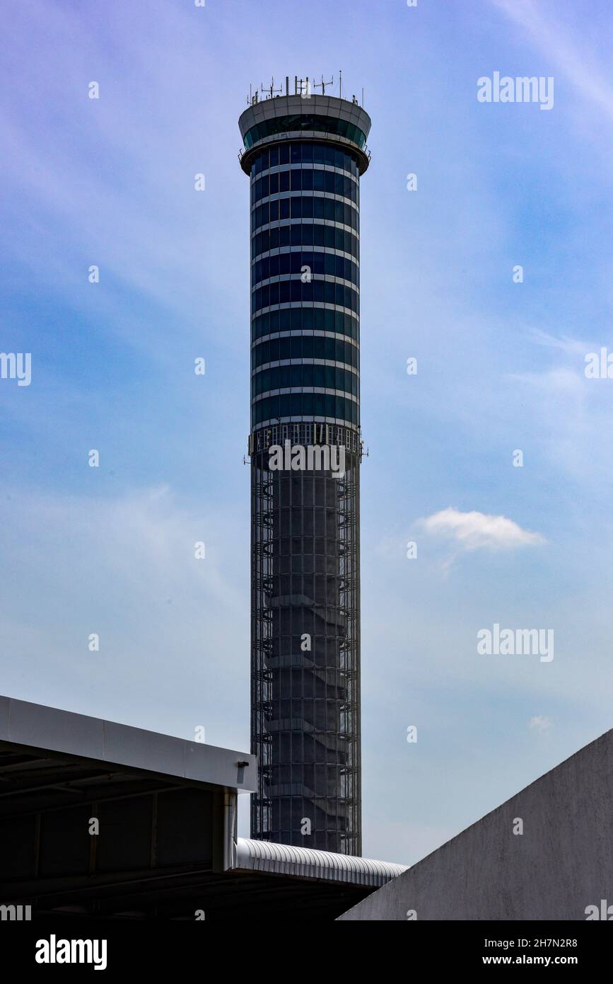 Torre de control de tráfico aéreo Aeropuerto Suvarnabhumi, Bangkok, Tailandia Foto de stock