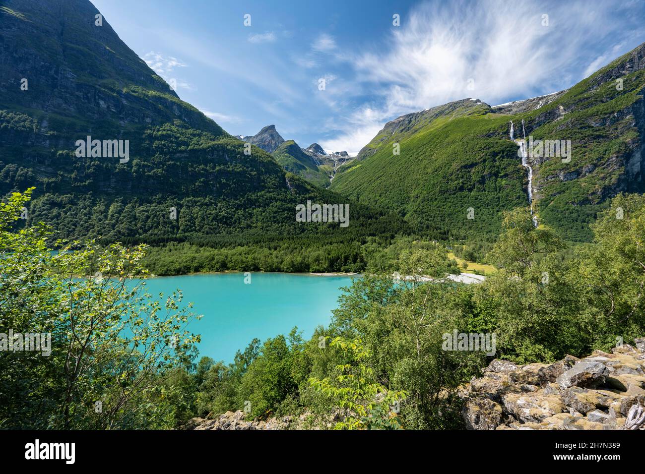 Lago Lovatnet, Lago Turquoise con flancos de montaña y cascadas, Loen, Stryn, Continental, Noruega Foto de stock