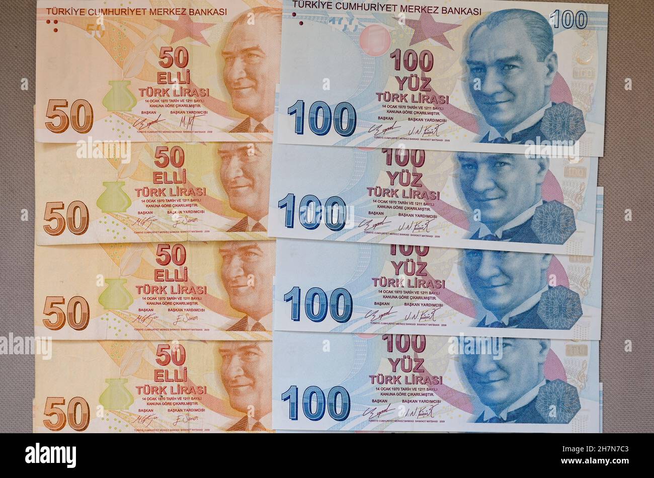 TURQUÍA, Estambul, Billetes turkish Lira / Türkei, Estambul, 50er und 100er Banknoten türkische Lira mit Bild von Mustafa Kemal Atatürk Foto de stock