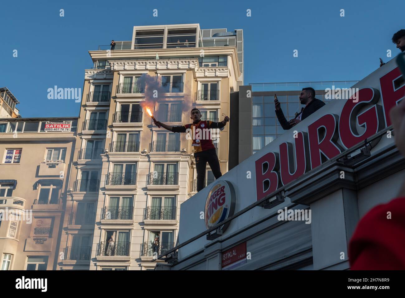 Estambul, Turquía. 21st 2021 de noviembre Un galatasario turco de fútbol con una llamarada en la terraza de Burger King, la plaza Taksim antes de la derb Foto de stock