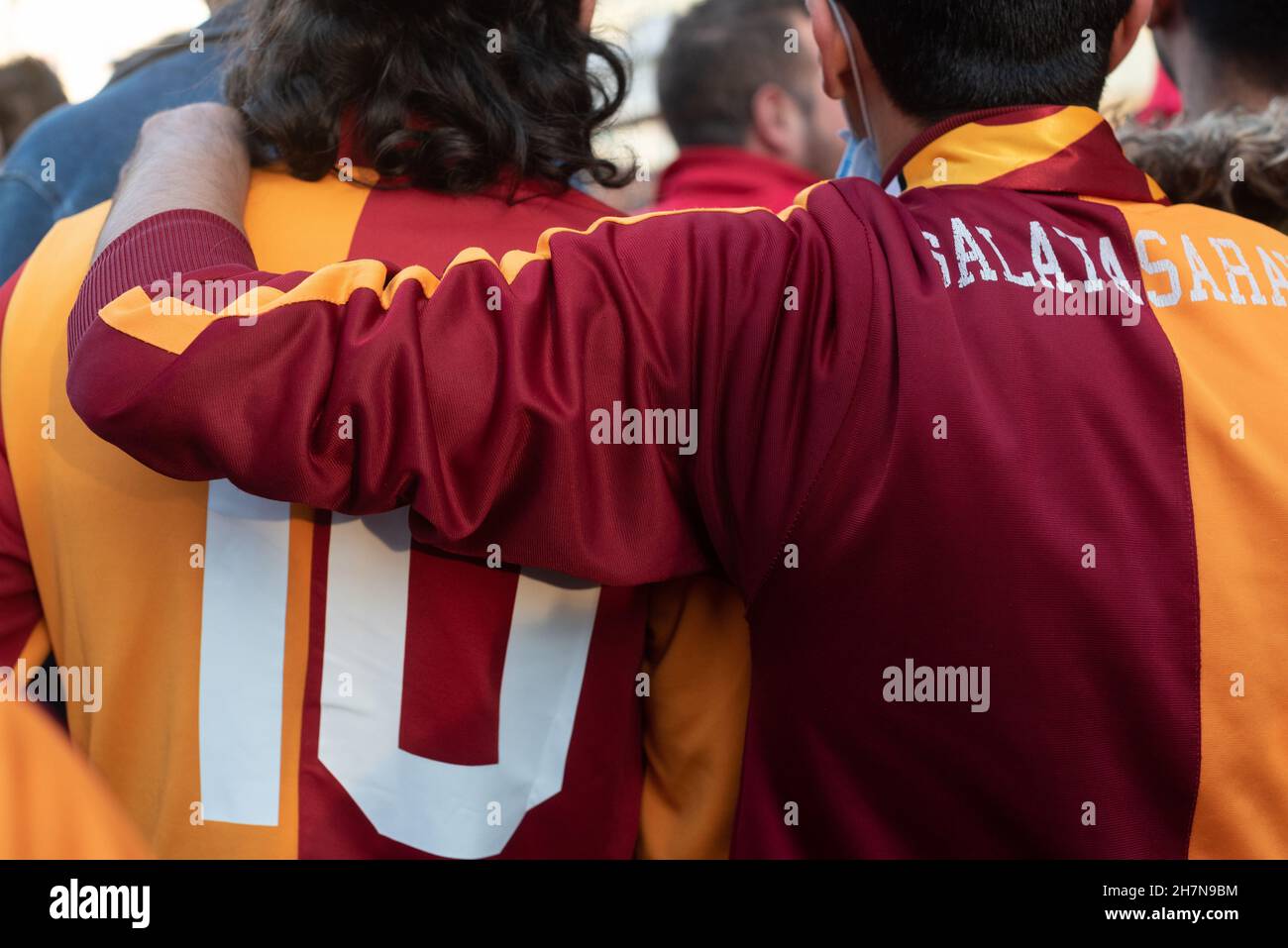 Estambul, Turquía. Noviembre de 21st 2021 Los aficionados al fútbol galatasario turco en la plaza Taksim en su camino al derby juego con los rivales Fenerbahce, yo Foto de stock