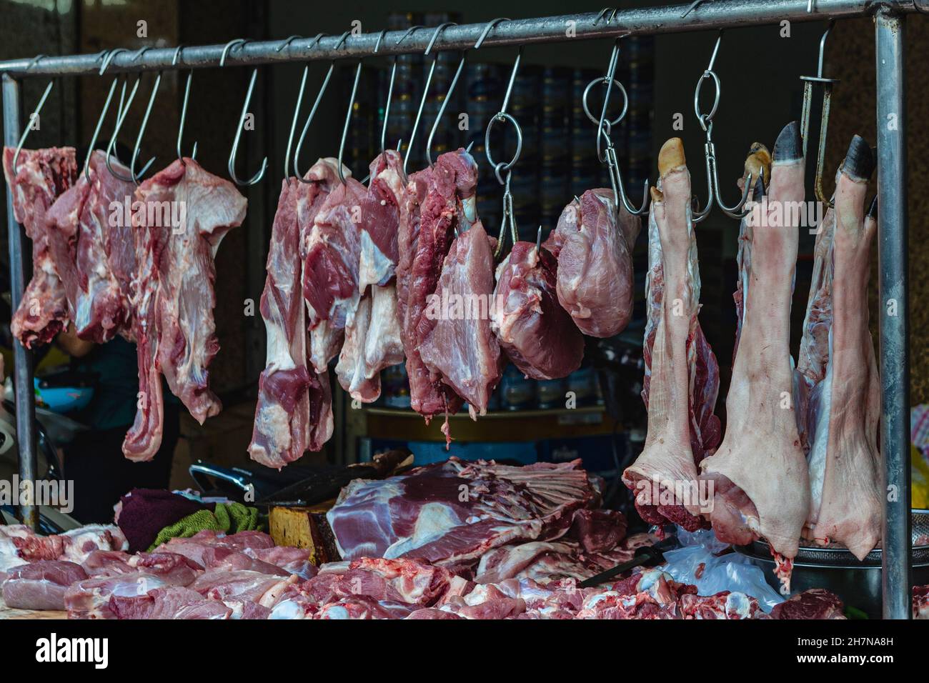 Carne de cerdo colgada para la venta en un mercado callejero en la provincia de Can Tho , Vietnam Foto de stock