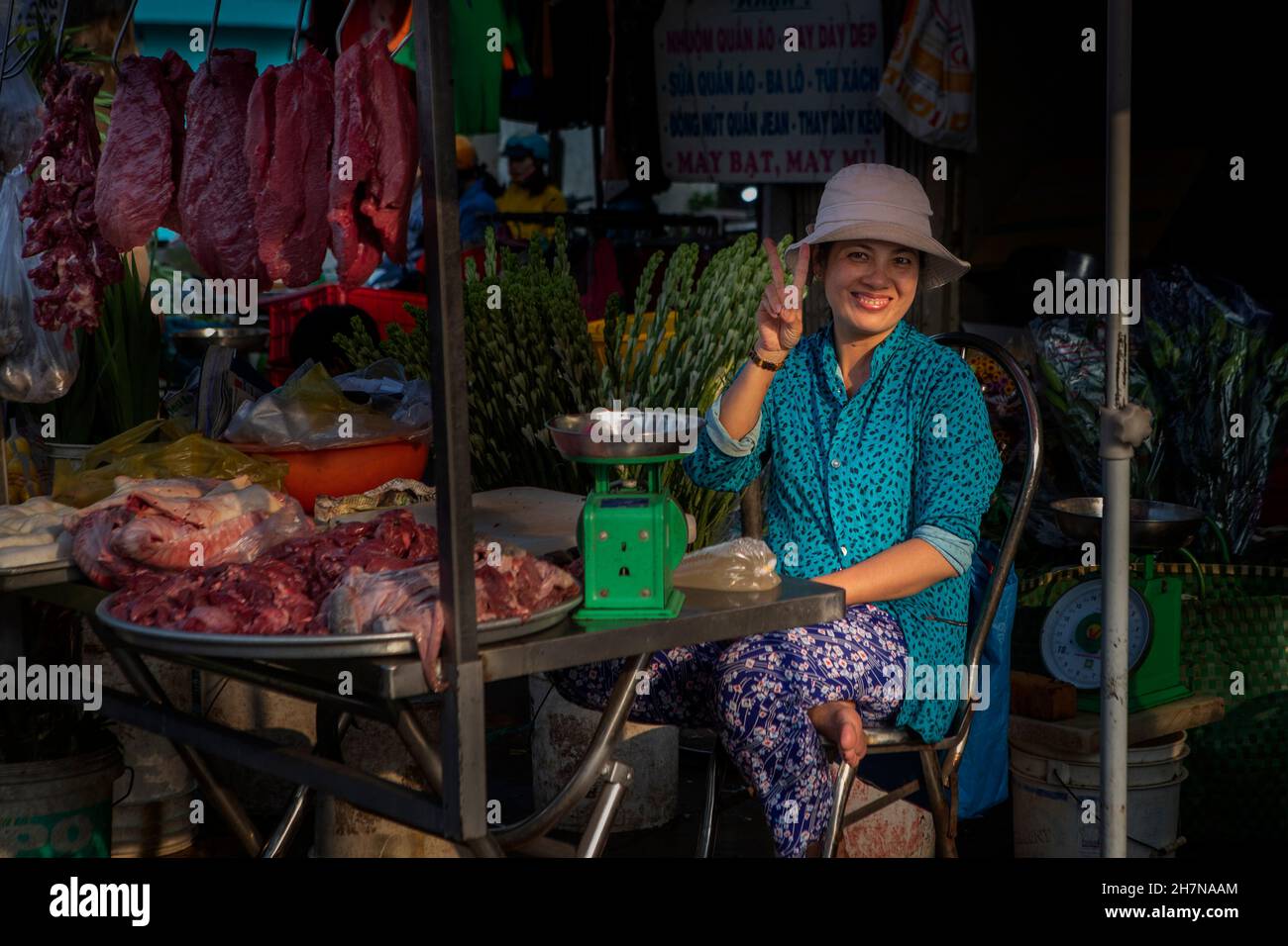 CAN Tho, Vietnam-5 de abril de 2018: Las mujeres venden carne de cerdo y verduras en la calle de Can Tho. Foto de stock