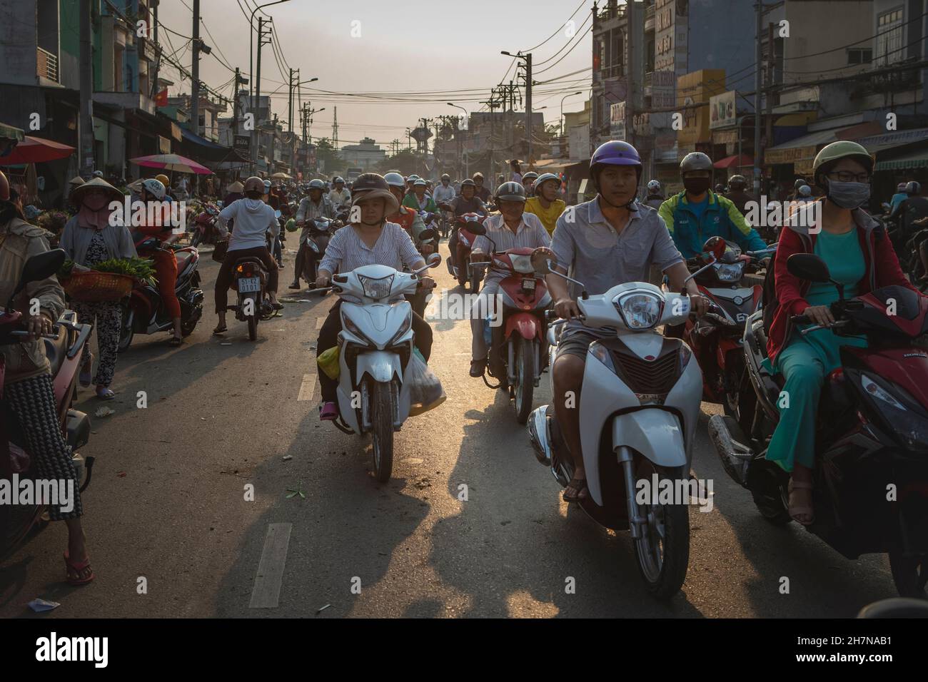 CAN Tho, Vietnam-5 de abril de 2018: La motocicleta es uno de los vehículos de transporte más comunes en Vietnam. Foto de stock