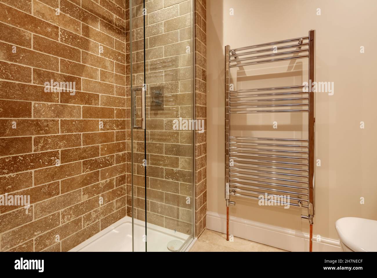 Mampara de ladrillo de vidrio en ducha fotografías e imágenes de alta  resolución - Alamy