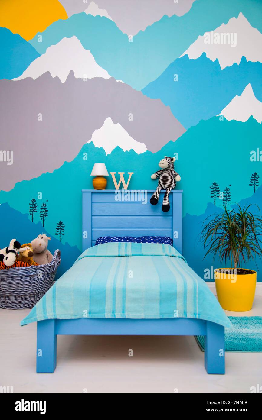 Un espacioso dormitorio para niños con un hermoso mural de pared de montaña  y estanterías de color turquesa y gris. Diseño interior. Sala de juegos  para niños Fotografía de stock - Alamy