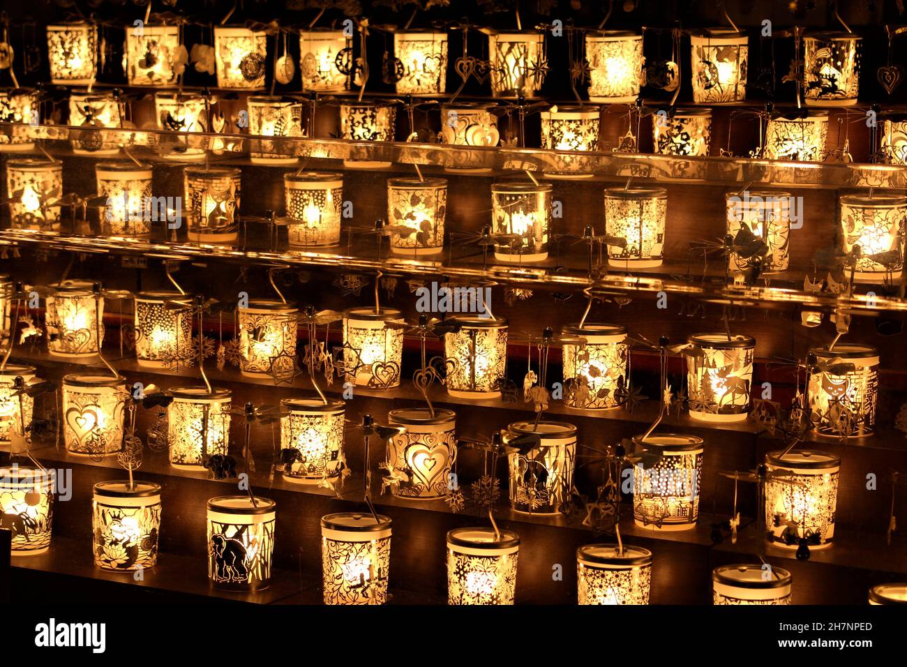 Hileras de lámparas encendidas en el mercado navideño de Edimburgo en los jardines de Princess Street (Escocia) Foto de stock