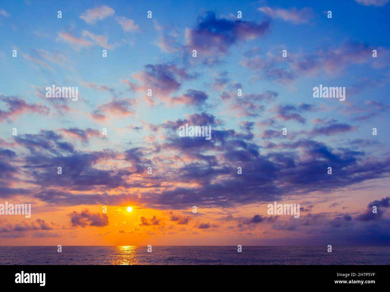 La noche y las puestas de sol en el mar son un momento favorito de mucha gente Foto de stock