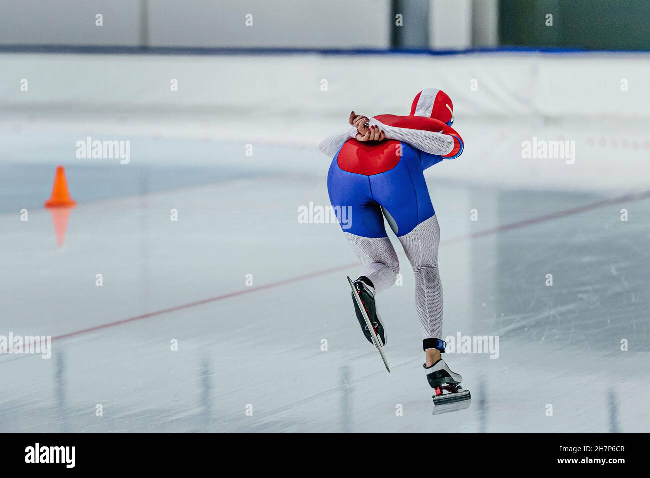 mujer atleta velocidad patinadora carrera en la competencia de patinaje sobre hielo Foto de stock