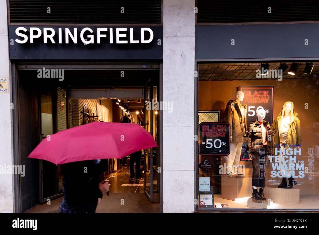 Valencia, España. 24th Nov, 2021. Tienda Springfield vista con pegatinas promoción Black Friday. (Foto de Xisco Navarro/SOPA Images/Sipa USA) Crédito: SIPA USA/Alamy Live News Fotografía de stock - Alamy