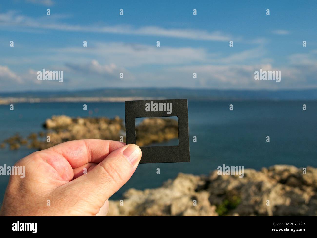 Enmarcando el paisaje marino sardo con soporte para diapositivas Foto de stock