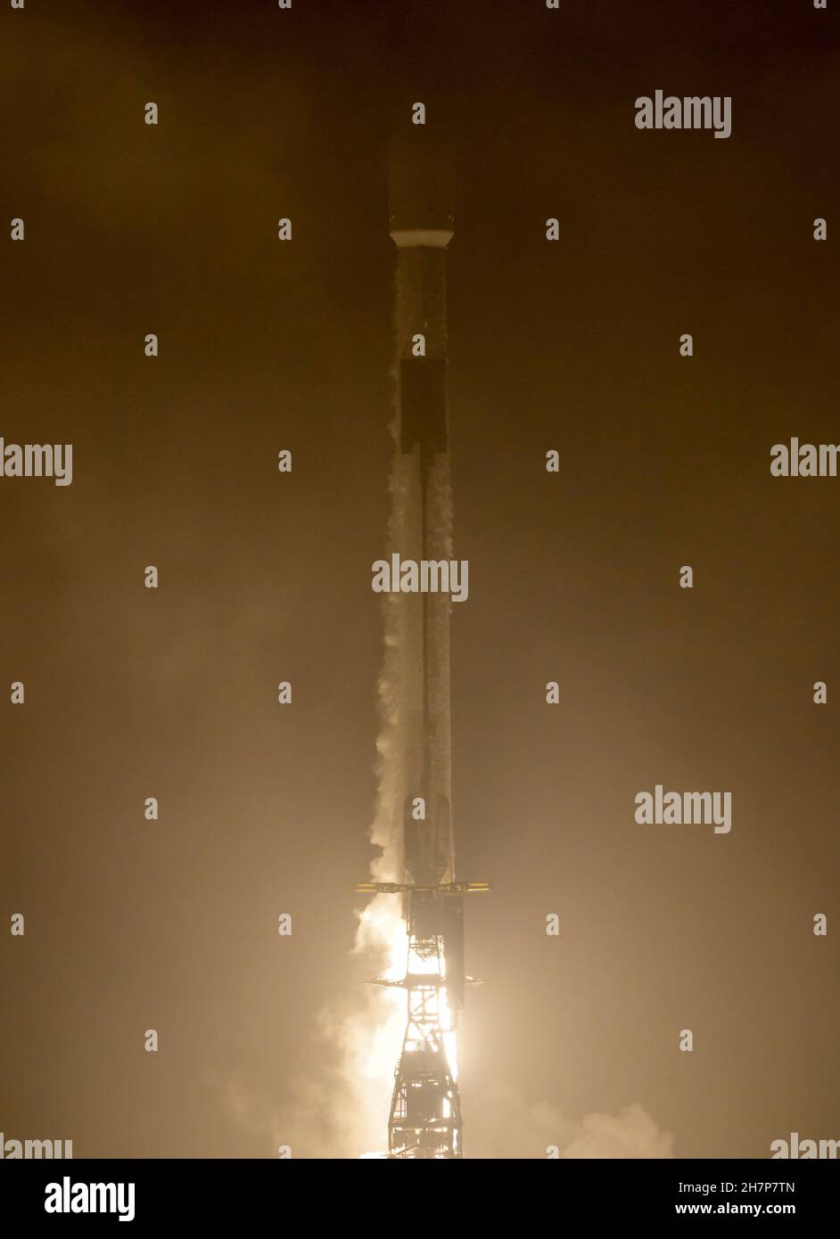 Vandenberg, Estados Unidos de América. 24th Nov, 2021. Vandenberg, Estados Unidos de América. 24 de noviembre de 2021. Un cohete propulsor SpaceX Falcon 9 que lleva la misión de pruebas de defensa planetaria de la NASA, Prueba de redirección de esteroides dobles, se levanta del Complejo de Lanzamiento Espacial-4 en la Base de la Fuerza Espacial Vandenberg el 24 de noviembre de 2021 en Vandenberg, California. La nave espacial DART está diseñada para estrellarse en un asteroide mientras viaja a una velocidad de 15.000 millas por hora para alterar el camino para prevenir el impacto en la Tierra. Crédito: Bill Ingalls/NASA/Alamy Live News Foto de stock