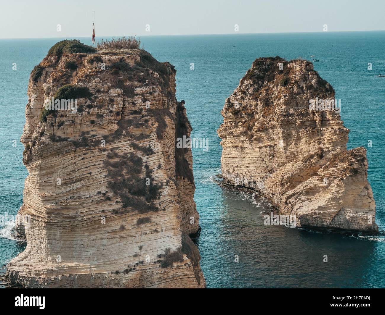 Roca de Sabah Nassar en Raouche en Beirut, Líbano. Conocida como Roca de los Pigeones. Hermosa naturaleza y mar. Atracciones del Líbano. Foto de stock