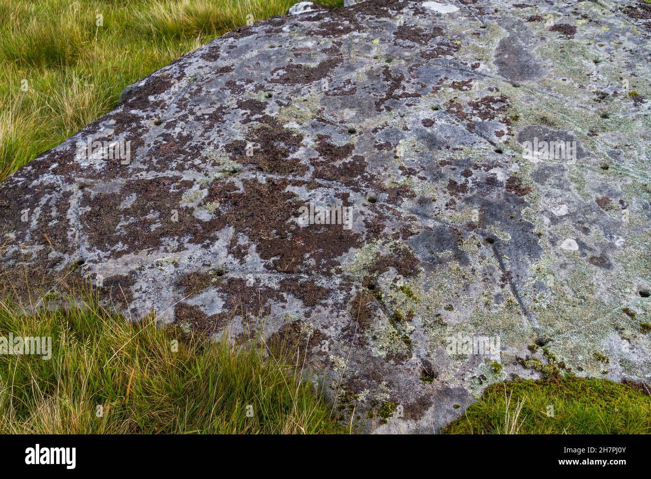 North Wales Rock Cannon, hoyos en roca o roca. Arma de polvo utilizada para hacer bangs en celebraciones paisaje con hierba. Foto de stock