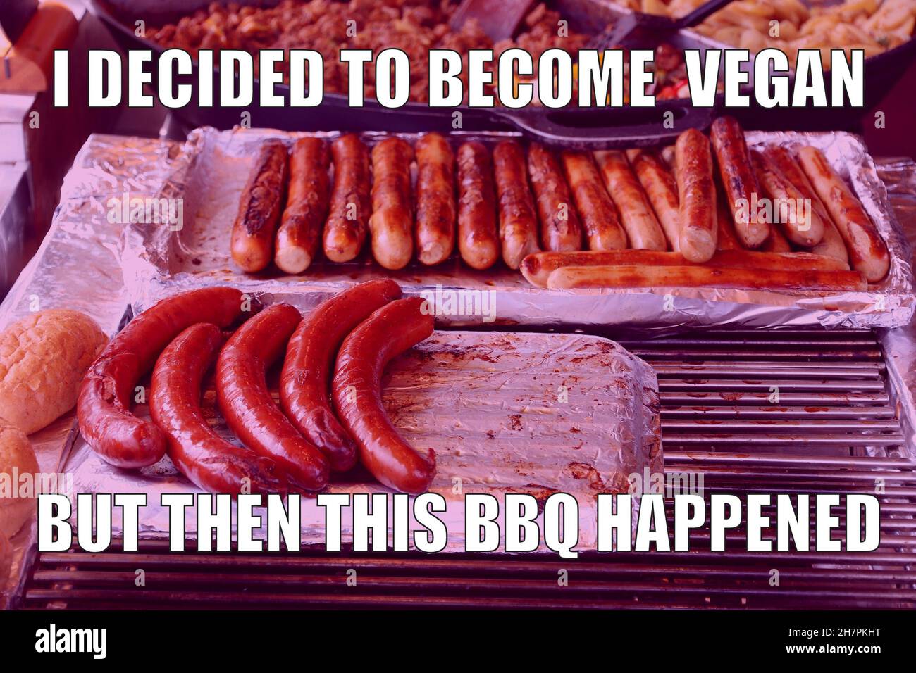 Dieta de comer carne vs dieta vegana meme divertido para compartir las redes sociales. Broma barbacoa. Foto de stock