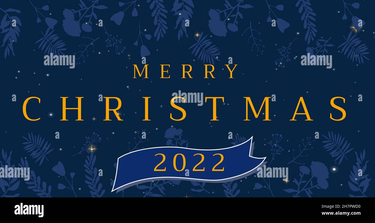 tarjeta de felicitación navideña de 2022 merry sobre fondo azul con ramitas Foto de stock