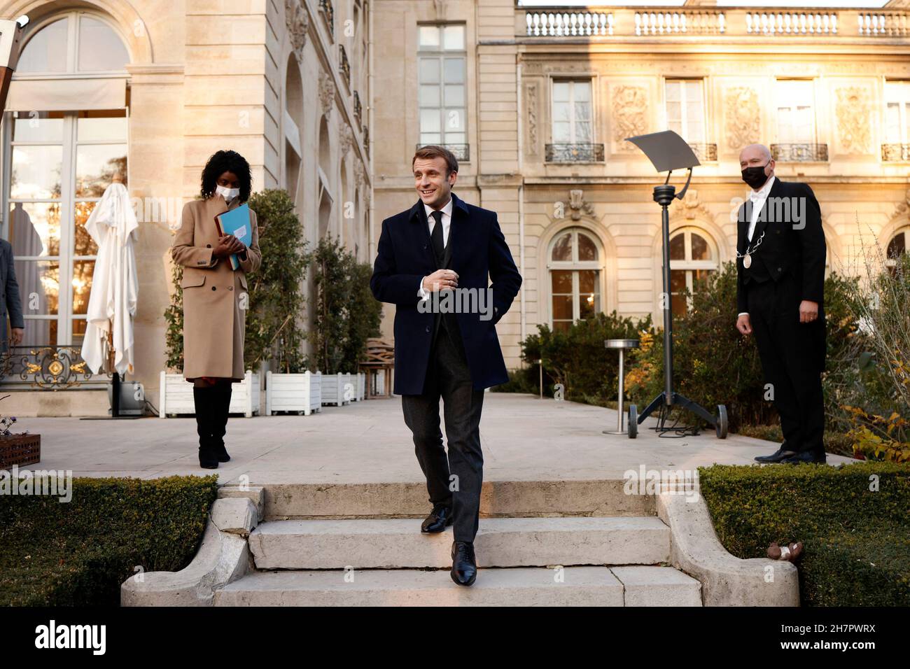 El presidente francés Emmanuel Macron (C) llega para reunirse con la  escritora acadiana Antonine Maillet (invisible) antes de una ceremonia de  entrega de premios en el Palacio Elysee de París, Francia, el