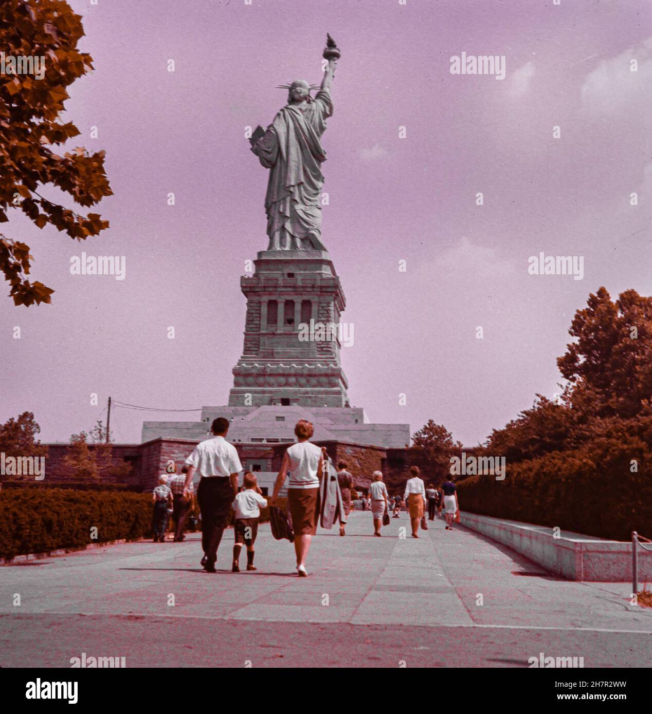NUEVA YORK, ESTADOS UNIDOS 1970 DE MAYO Pasarela a la estatua de la