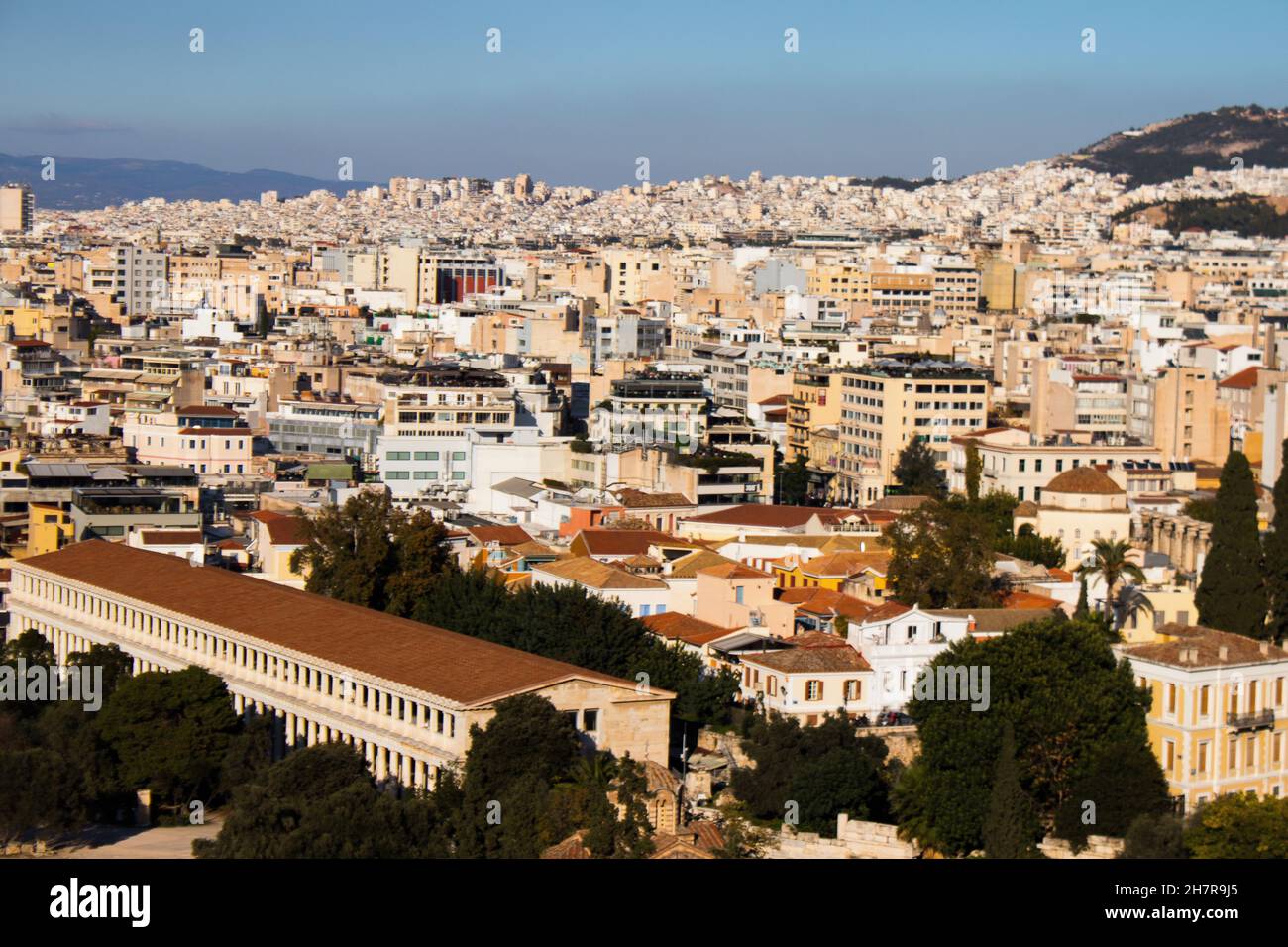 Atenas, Grecia - 22 de noviembre de 2021 Vista panorámica de edificios y paisajes urbanos de Atenas, ciudad emblemática y capital de Grecia Foto de stock