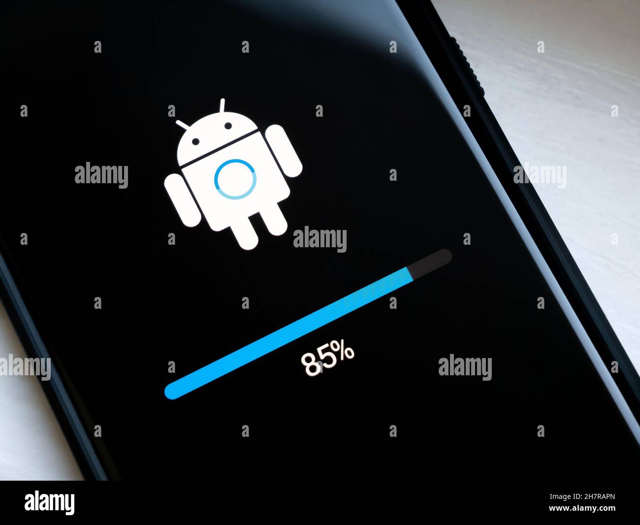 Actualización del teléfono Android instalación, pantalla de carga, pantalla  del smartphone cerrar. Actualización del firmware del dispositivo móvil,  concepto de actualización de software, objeto arriba clos Fotografía de  stock - Alamy