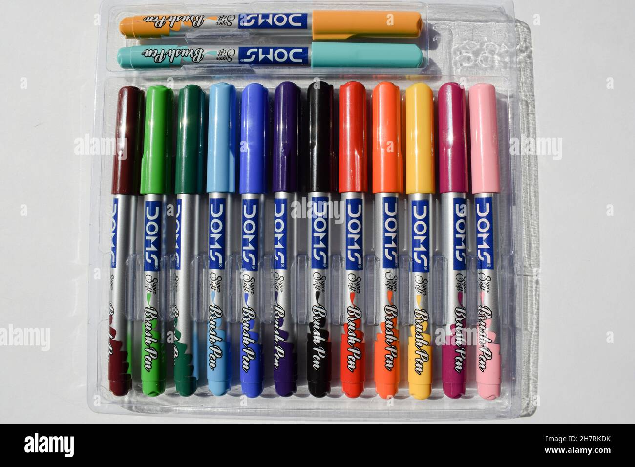 Bolígrafos de color marca Doms, paquete de 14 bolígrafos en paquete  transparente. Acuarela Pinceles coloridos suministros de arte Fotografía de  stock - Alamy