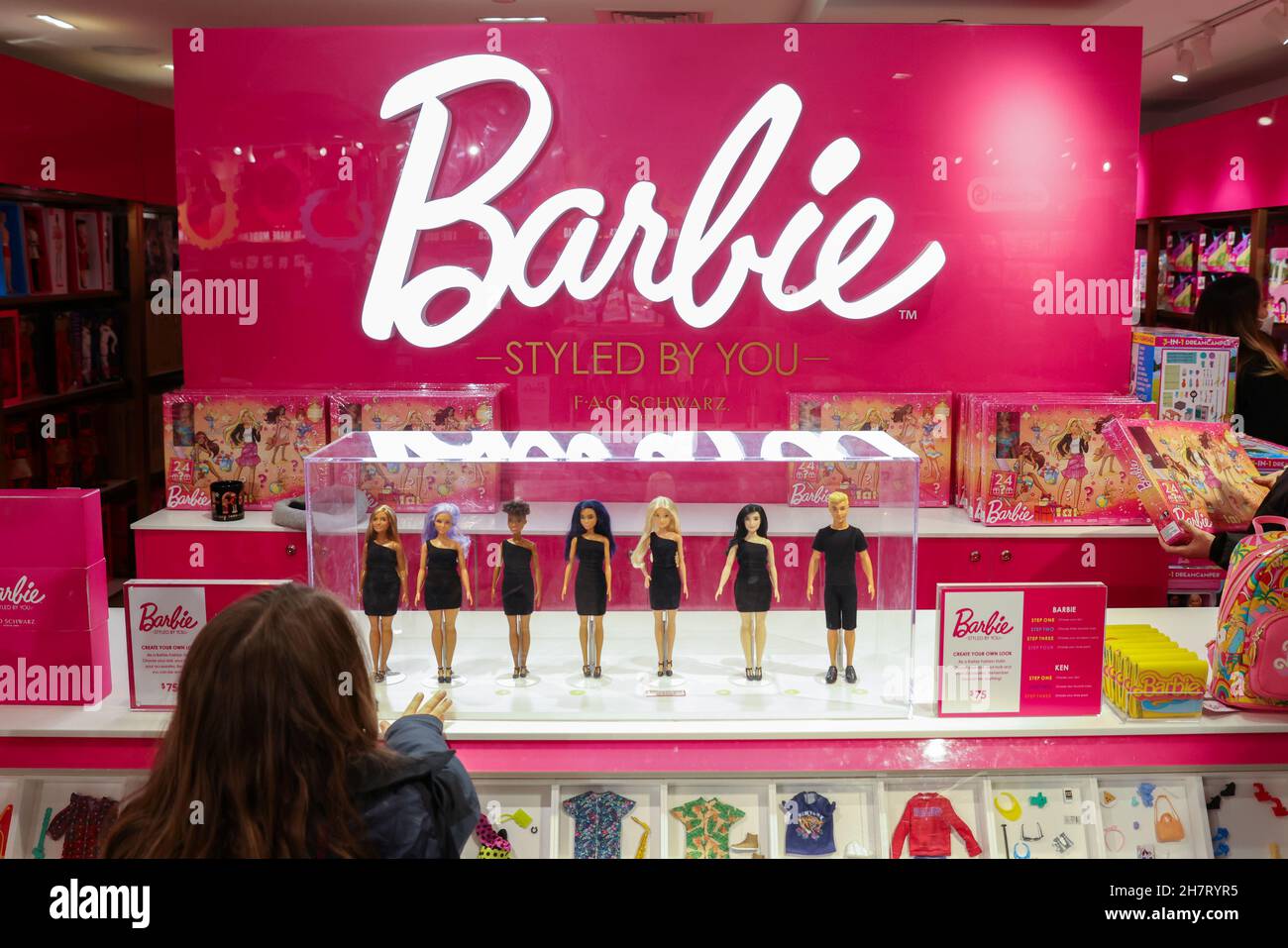 Las muñecas Barbie, una marca propiedad de Mattel, se ven en la tienda de  juguetes Schwarz de la FAO en Manhattan, Nueva York, EE.UU., 24 de  noviembre de 2021. REUTERS/Andrew Kelly Fotografía