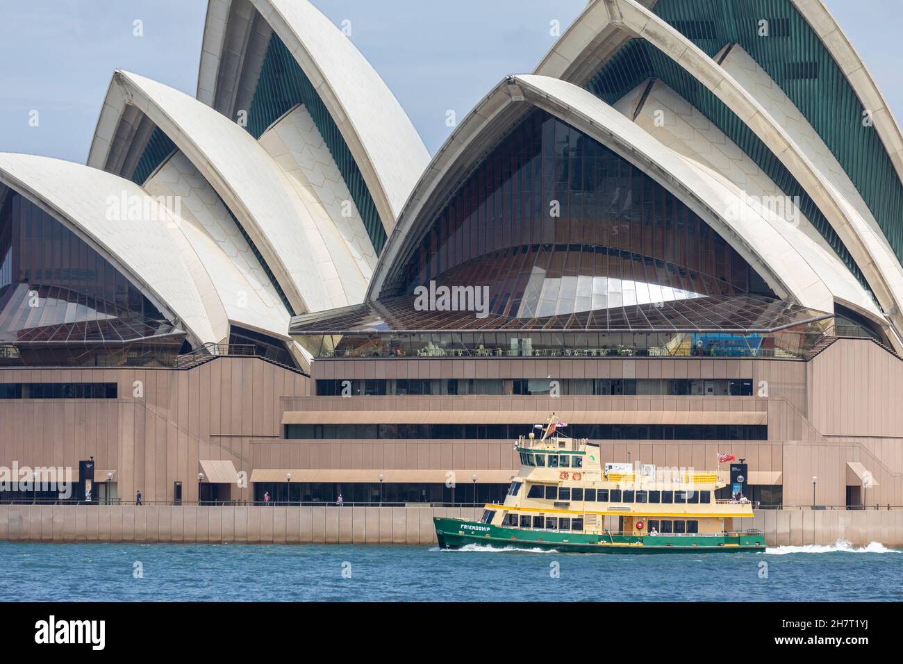 El ferry de Sídney recibe el nombre de Friendship Passes junto a la Ópera de Sídney en el puerto de Sídney, Nueva Gales del Sur, Australia Foto de stock