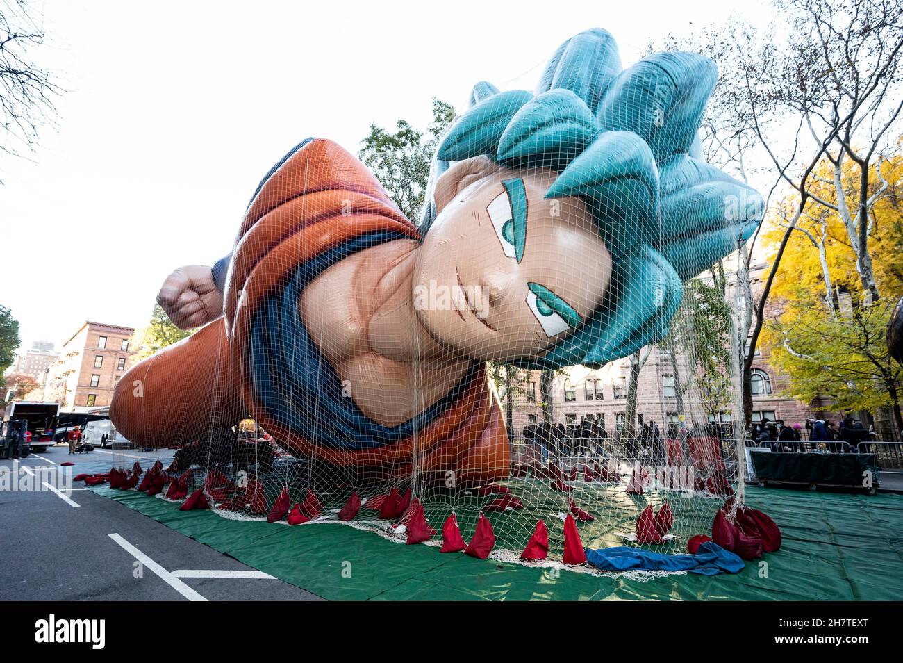 Nueva York, Nueva York, Estados Unidos. 24th Nov, 2021. GOKU ballon en la inflación de globos para el desfile del Día de Acción de Gracias de Macy el día antes de Acción Nueva York, Nueva York, Estados Unidos. 24th Nov, 2021. GOKU ballon en la inflación de globos para el desfile del Día de Acción de Gracias de Macy el día antes de Acción