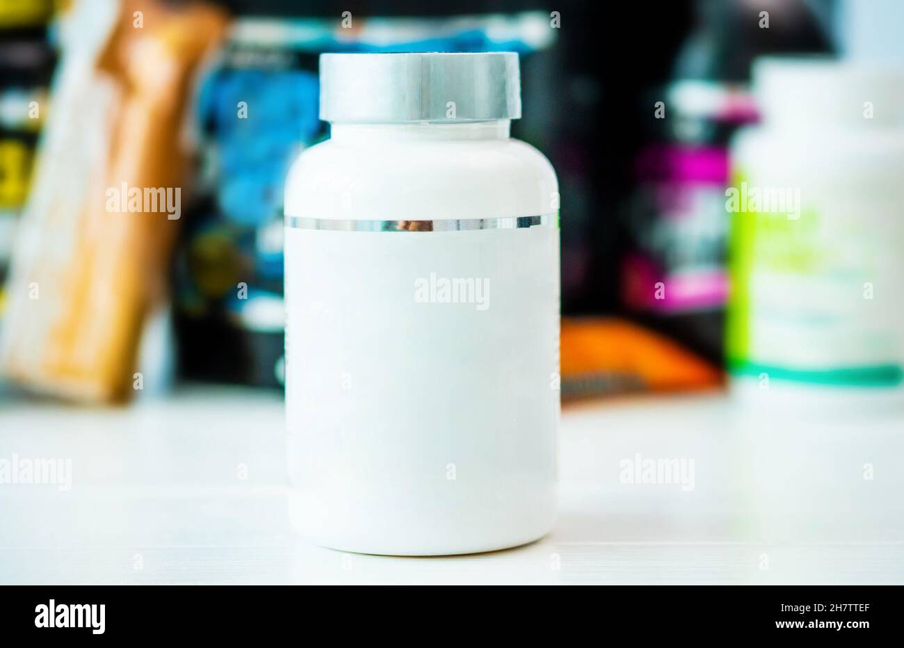 Lata blanca de vitaminas sin etiqueta Foto de stock