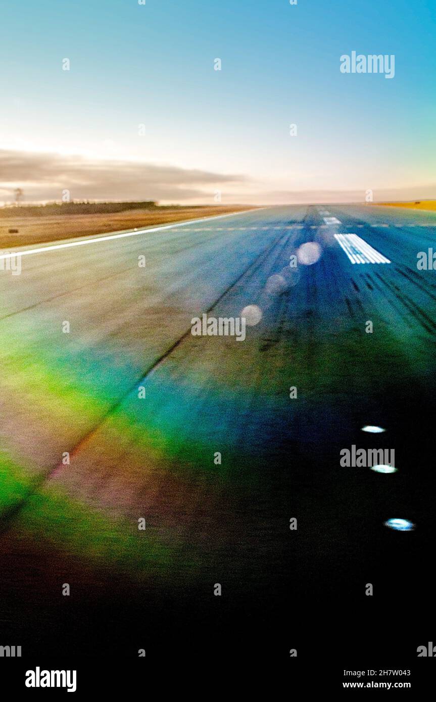 Despegue, en avión ascendiendo en un moderno aeropuerto, Canadá. Fotografiado desde un asiento de ventana. Luces, marcas, en un arco iris de colores. Vista familiar. Foto de stock