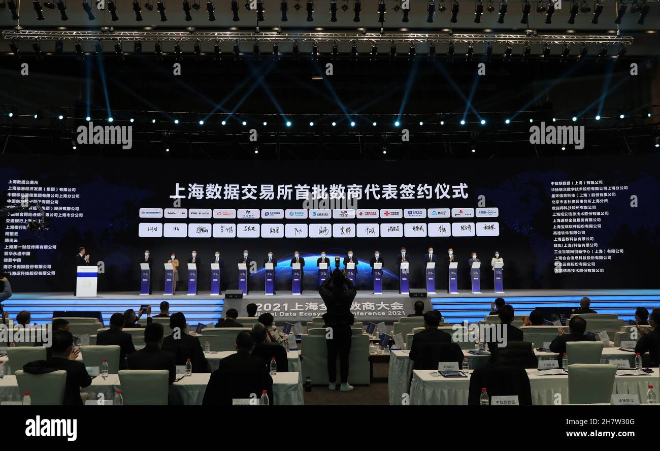 (211125) -- SHANGHAI, 25 de noviembre de 2021 (Xinhua) -- Foto tomada el 25 de noviembre de 2021 muestra la ceremonia de apertura de la Conferencia de Intercambio de Datos y Ecosistemas de Datos Globales de Shanghai 2021 en el este de China en Shanghai. El Intercambio de Datos de Shanghai se estableció el jueves y comenzó a operar el mismo día. El día de la inauguración se enumeraron un total de 20 productos de datos, que abarcaban ocho categorías, como finanzas, transporte y comunicaciones. El primer comité de expertos en transacciones de datos de Shanghai, compuesto por 31 expertos en las esferas del cumplimiento legal, las transacciones financieras, la industria de los datos y la seguridad de los datos Foto de stock