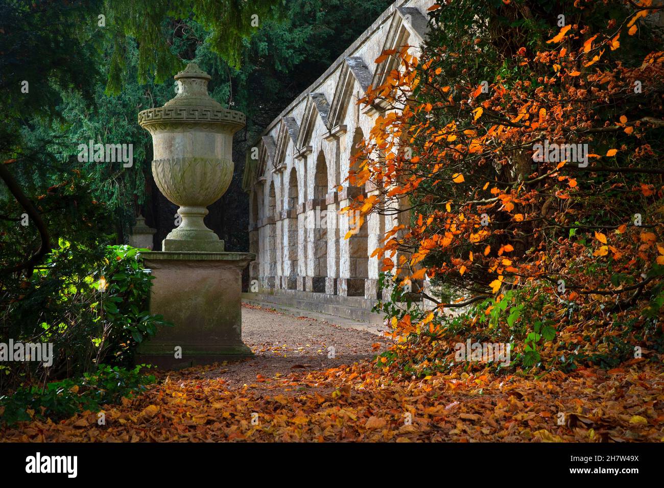 Praeneste terreace en otoño en los jardines paisajistas de la Casa de Rousham, Oxfordshire, Inglaterra Foto de stock