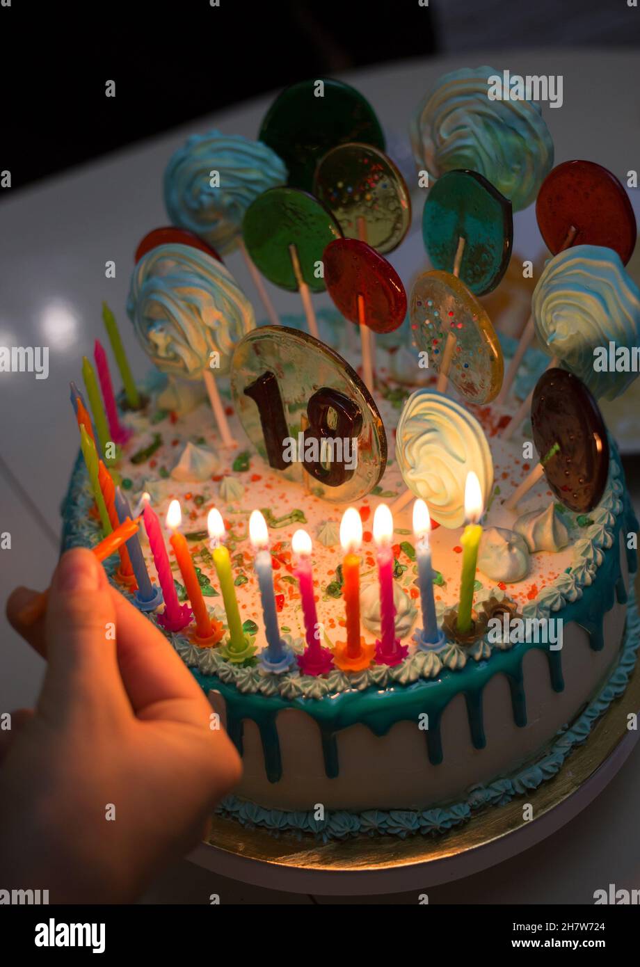 Tarta de cumpleaños con velas encendidas) número 18 Fotografía de stock -  Alamy