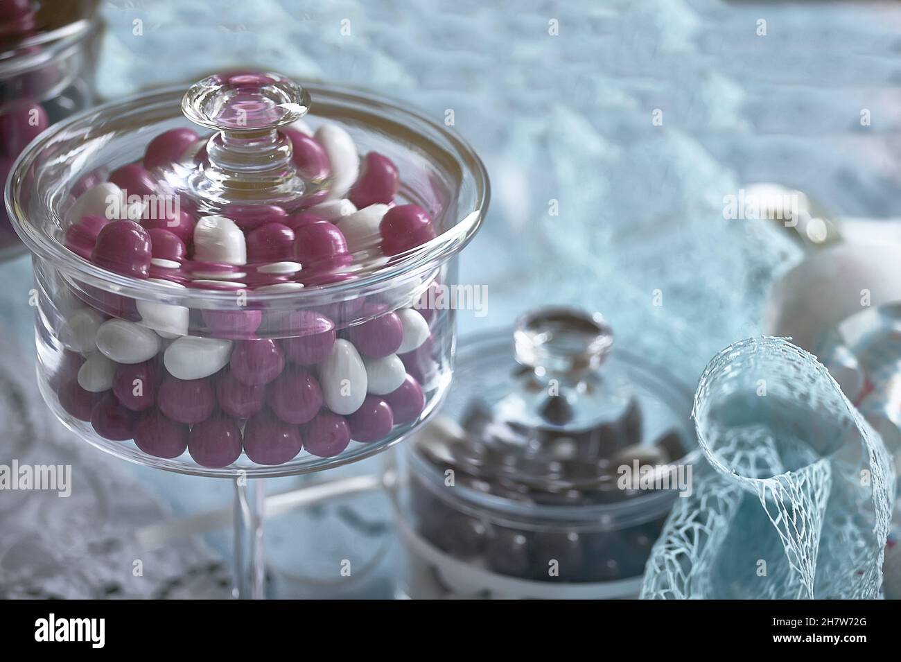Cooperación semanal emoción Recipiente de cristal para caramelos de colores Fotografía de stock - Alamy