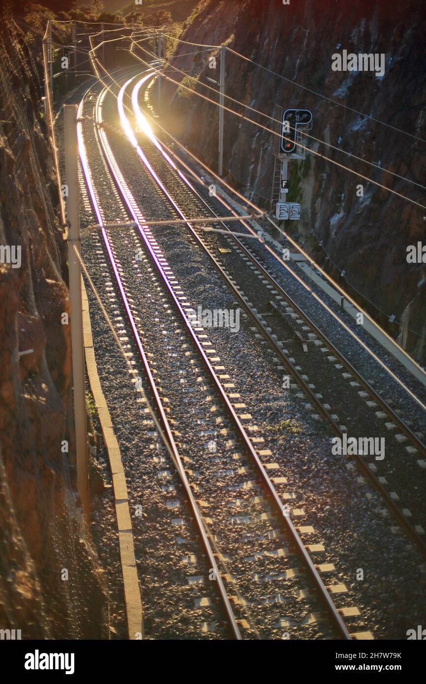 Ferrocarriles amañados en las rocas Esterel, Var, 83, Cote d'Azur Foto de stock